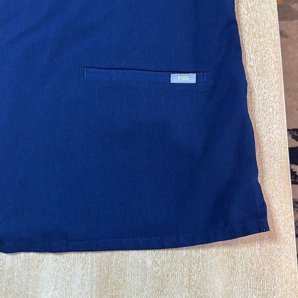 Figs Casma Three-Pocket scrub top - Picture 3 of 5